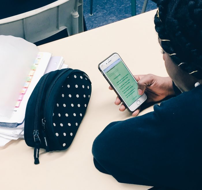 Enio mobile Une élève essaie Enio sur son mobile